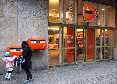 militie Van Elektrisch THE NETHERLANDS. 2017, the new PostNL postal kiosks